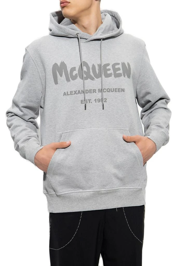 商品Alexander McQueen|Alexander McQueen Logo Printed Drawstring Hoodie,价格¥3125,第2张图片详细描述