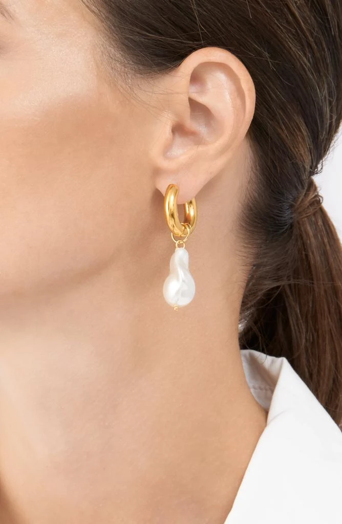 商品ADORNIA|Adornia Shell Pearl Chubby Hoop Earrings gold,价格¥340,第2张图片详细描述