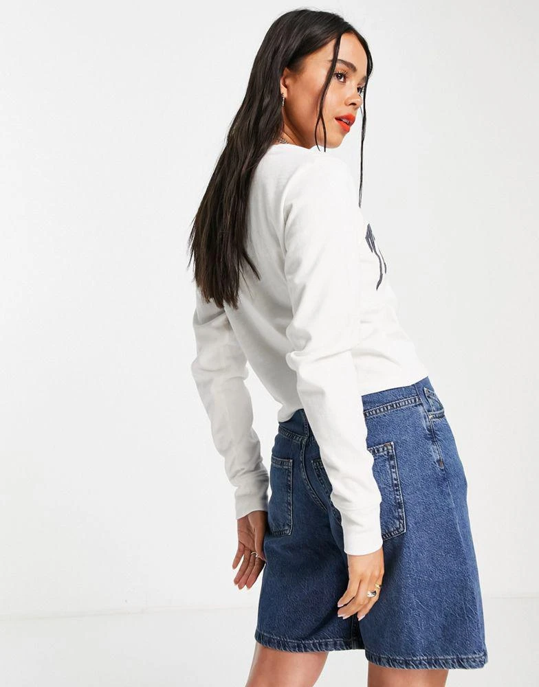 商品Tommy Jeans|Tommy Jeans cotton relaxed cropped collegiate logo long sleeve t-shirt in white - WHITE,价格¥231,第2张图片详细描述