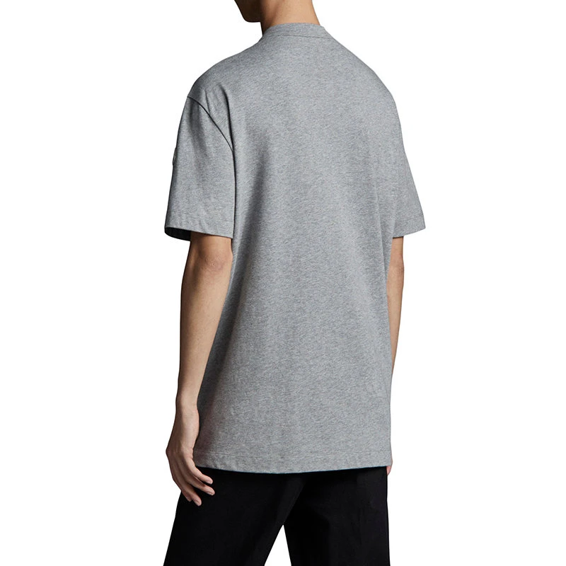 商品Moncler|【预售3-7天】Moncler/蒙克莱 22年秋冬新款 男士深灰色纯棉铆钉徽标短袖T恤H10918C000158390T989,价格¥2058,第6张图片详细描述