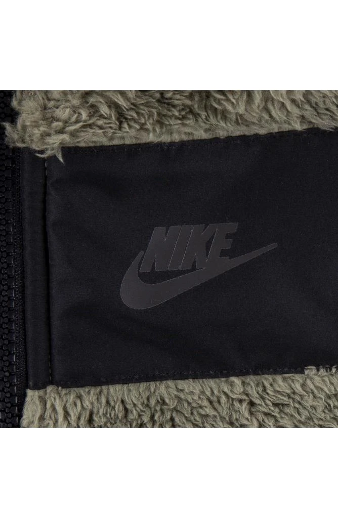 商品NIKE|Kids' Future Utility Faux Shearling Vest, Logo T-Shirt & Fleece Joggers Set,价格¥284,第3张图片详细描述