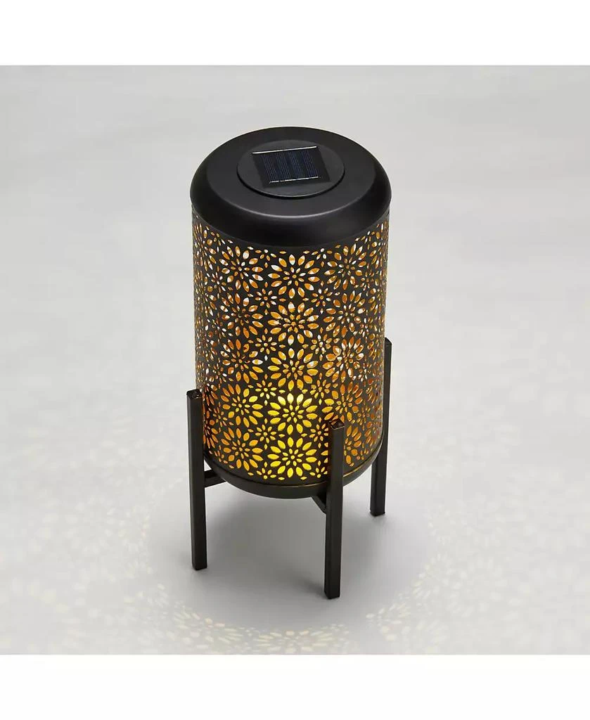 商品Glitzhome|14.25" H Set of 2 Black and Gold-Tone Metal Cutout Flower Pattern Solar Powered LED Outdoor Lantern with Stand,价格¥377,第5张图片详细描述