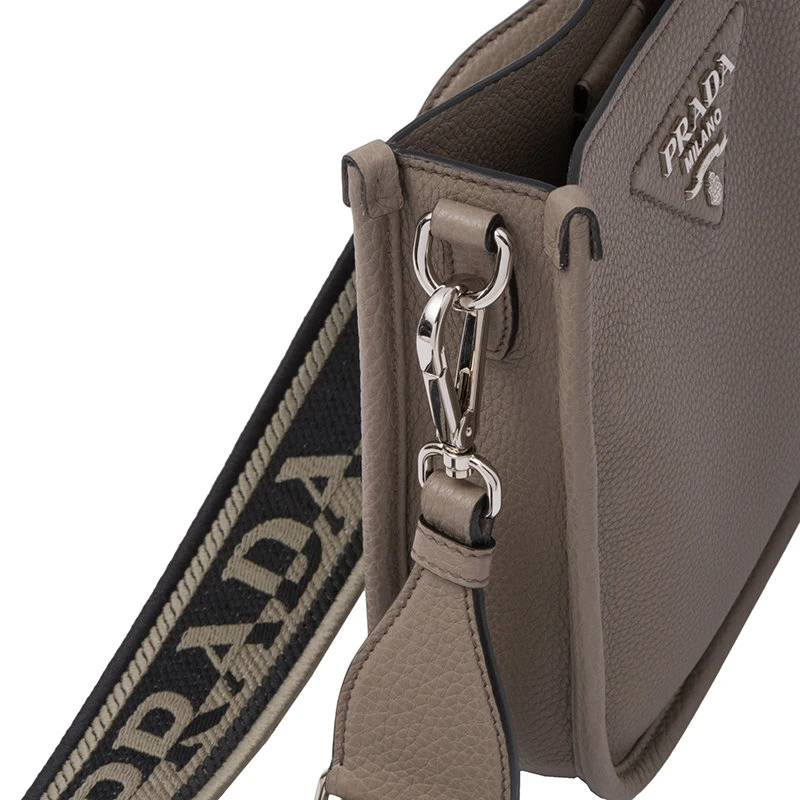 商品Prada|【预售3-7天】PRADA/普拉达 22新款 女士迷你粘土灰色皮革正面金属刻字徽标单肩斜挎包1BH191_2DKV_F0572_V_3OO,价格¥14875,第6张图片详细描述