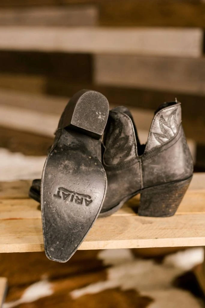 商品Ariat|Hazel Western Boot In Naturally Distressed Black,价格¥1180,第5张图片详细描述
