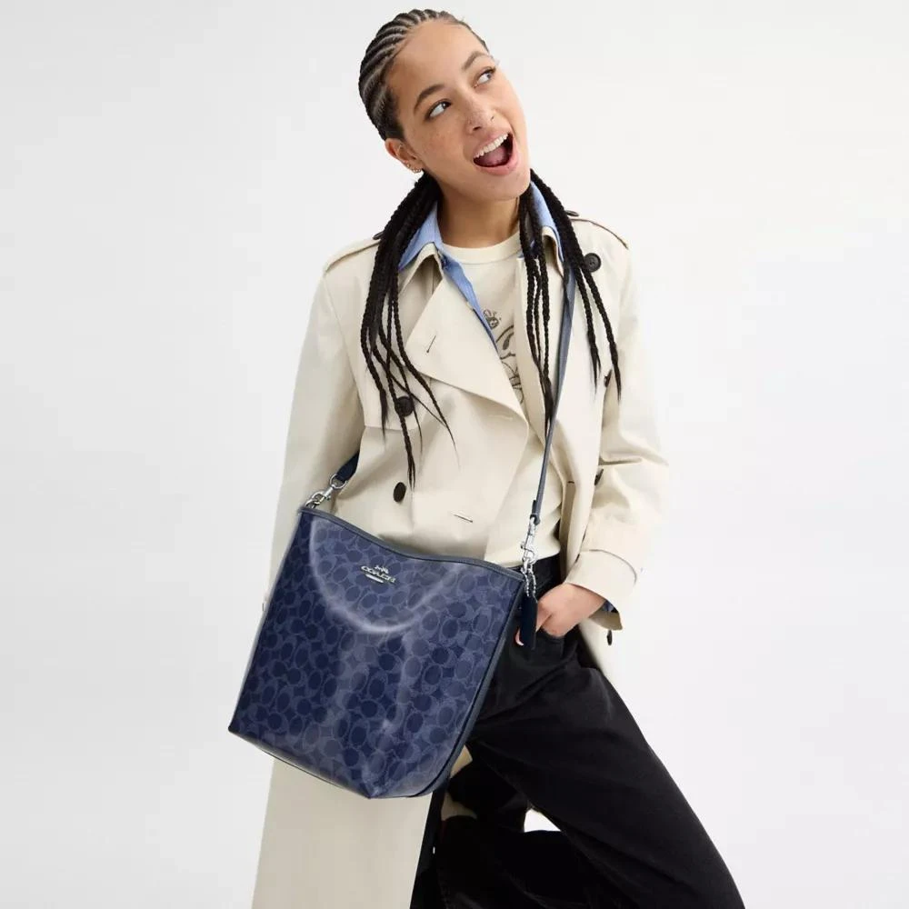 商品Coach|City Large Bucket Bag In Signature Canvas,价格¥1138,第2张图片详细描述