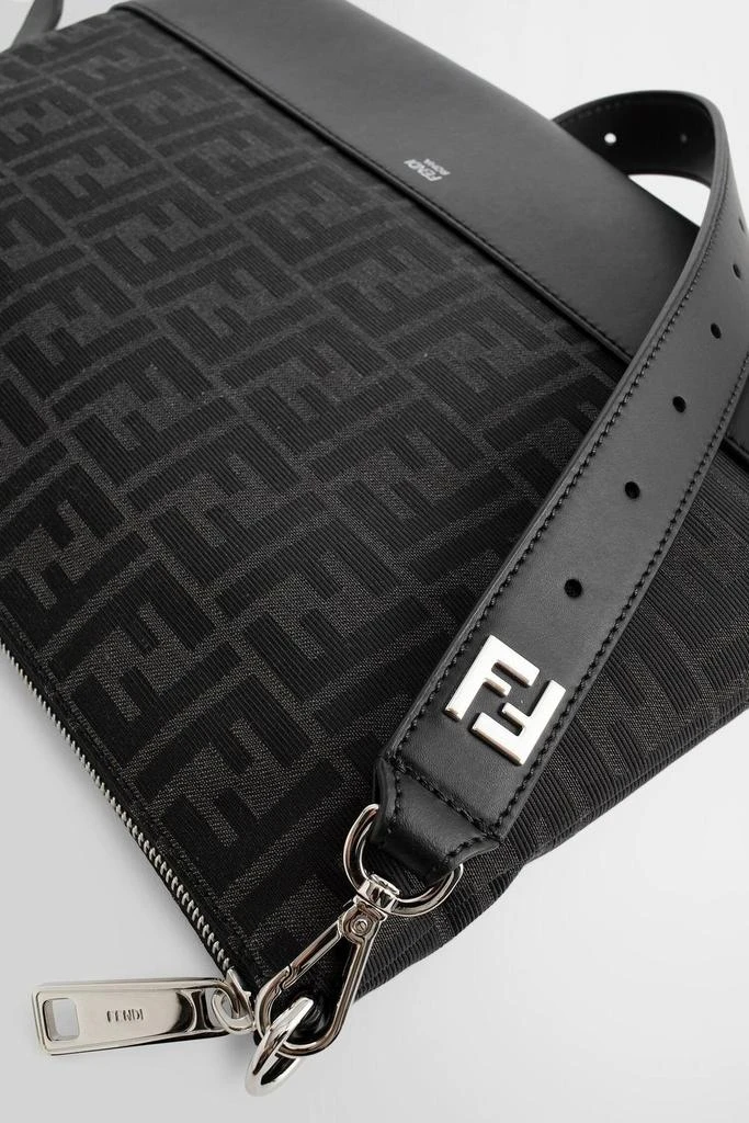 商品Fendi|Fendi FF Motif Medium Clutch Bag,价格¥7007,第3张图片详细描述