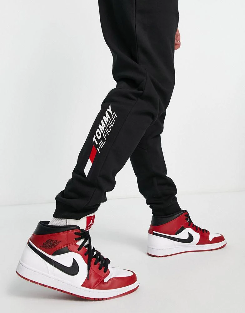 商品Tommy Hilfiger|Tommy Hilfiger Performance essentials logo cuffed joggers in black,价格¥596,第4张图片详细描述