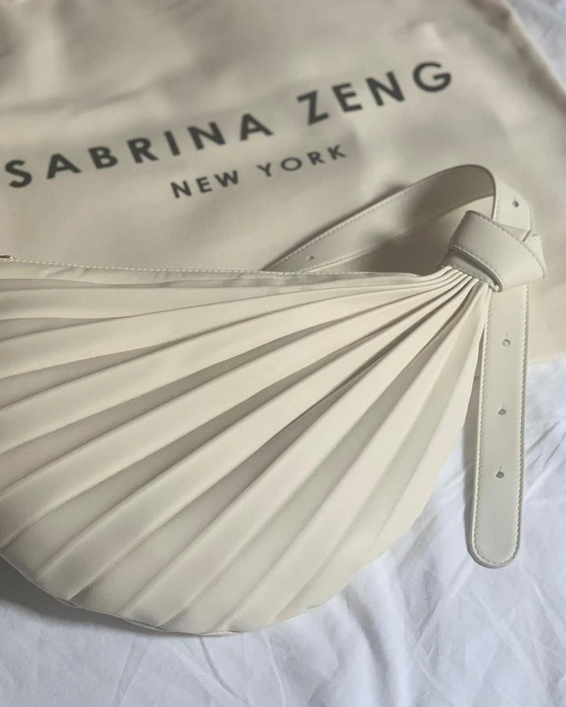 商品Sabrina Zeng|Chiaroscuro Hammock Sling Bag Off White,价格¥2604,第5张图片详细描述