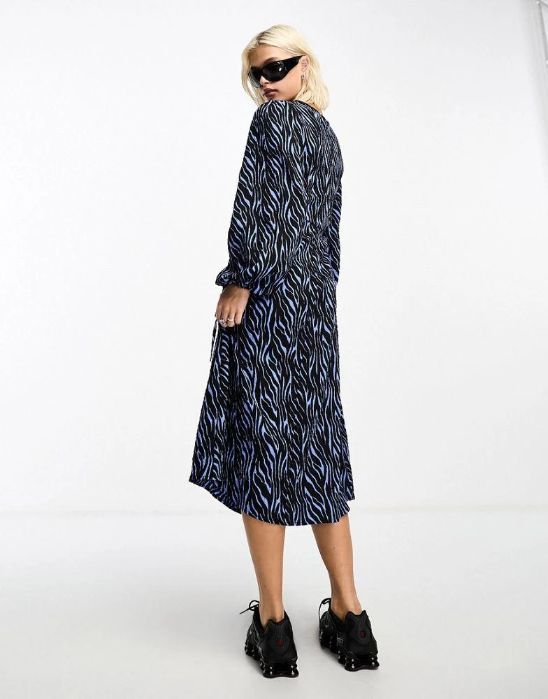 商品Daisy Street|Daisy Street crinkle midi dress with tie side cut outs in blue abstract print,价格¥313,第4张图片详细描述