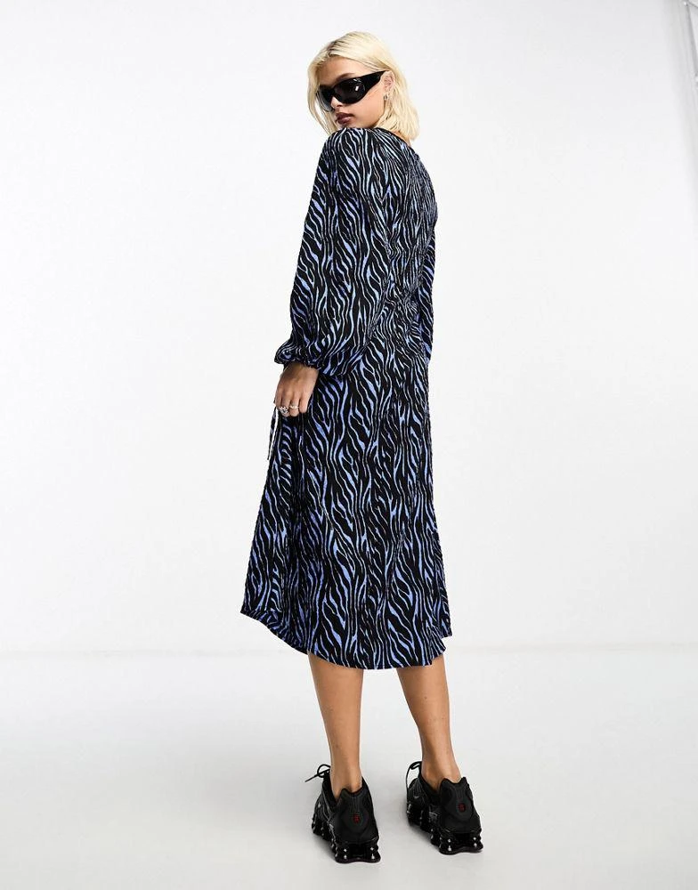 商品Daisy Street|Daisy Street crinkle midi dress with tie side cut outs in blue abstract print,价格¥111,第4张图片详细描述