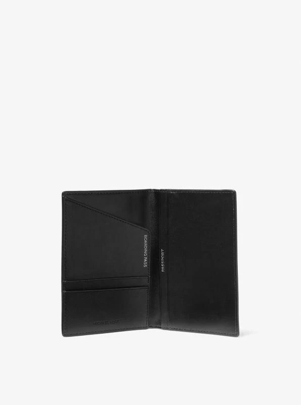 商品Michael Kors|Logo Passport Wallet,价格¥293,第2张图片详细描述