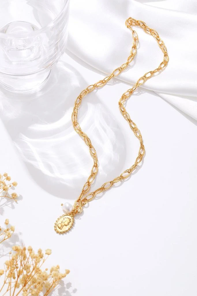 商品Classicharms|Golden Carved Pendant and Pearl Necklace,价格¥536,第3张图片详细描述