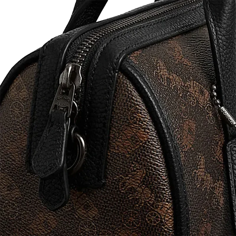 商品[国内直发] Coach|蔻驰 Gotham 24 经典老花铭牌五金扣 PVC配牛皮革 波士顿包手提单肩斜挎旅行包 中号 男女同款情侣款 巧克力色,价格¥2624,第4张图片详细描述