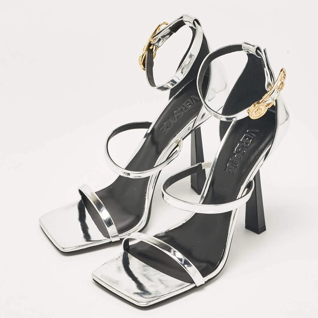 商品Versace|Versace Silver Leather Safety Pin Ankle Strap Sandals Size 39,价格¥4937,第2张图片详细描述