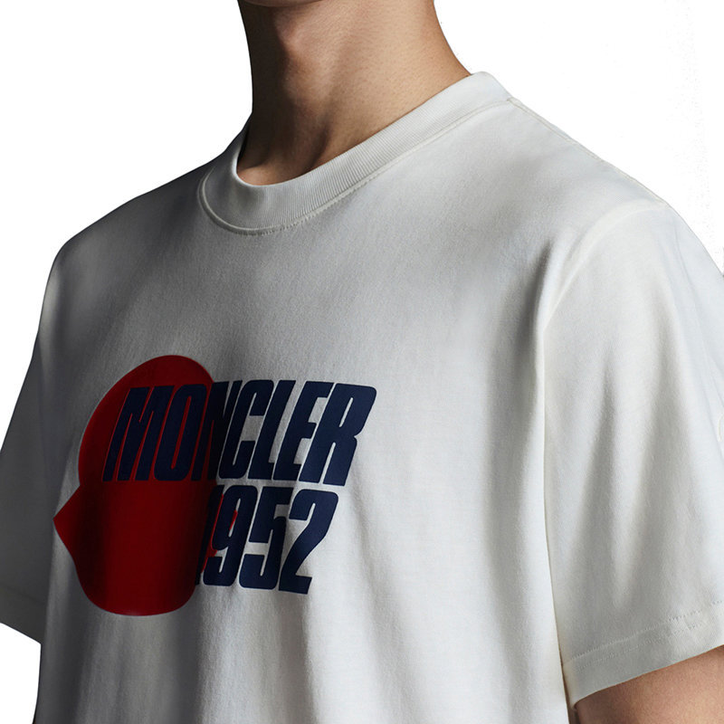 商品Moncler|【预售3-7天】Moncler/蒙克莱 22年早春新款 1952系列 男士丝绸白色纯棉徽标图案短袖T恤H10928C000028390T034,价格¥2078,第8张图片详细描述