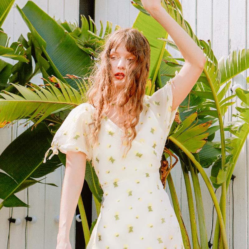 Lottie 黄色雏菊印花欧根纱镂空裹身系带法式连衣裙 | Lottie Dress - Ivory Organza商品第2张图片规格展示