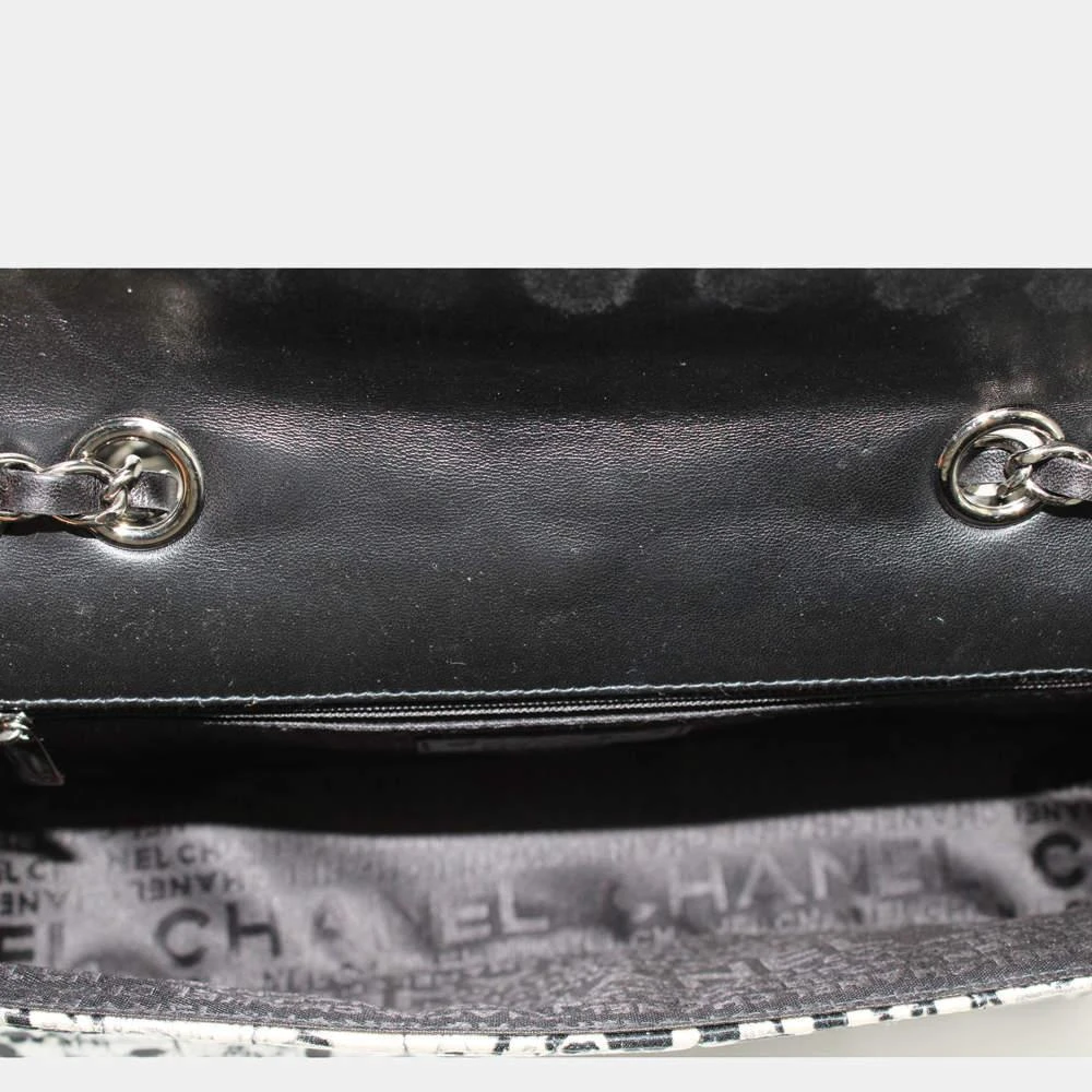 商品[二手商品] Chanel|Chanel White/Black Fabric Vintage Limited Edition Karl Lagerfeld Sketch Shoulder Bag,价格¥24615,第4张图片详细描述