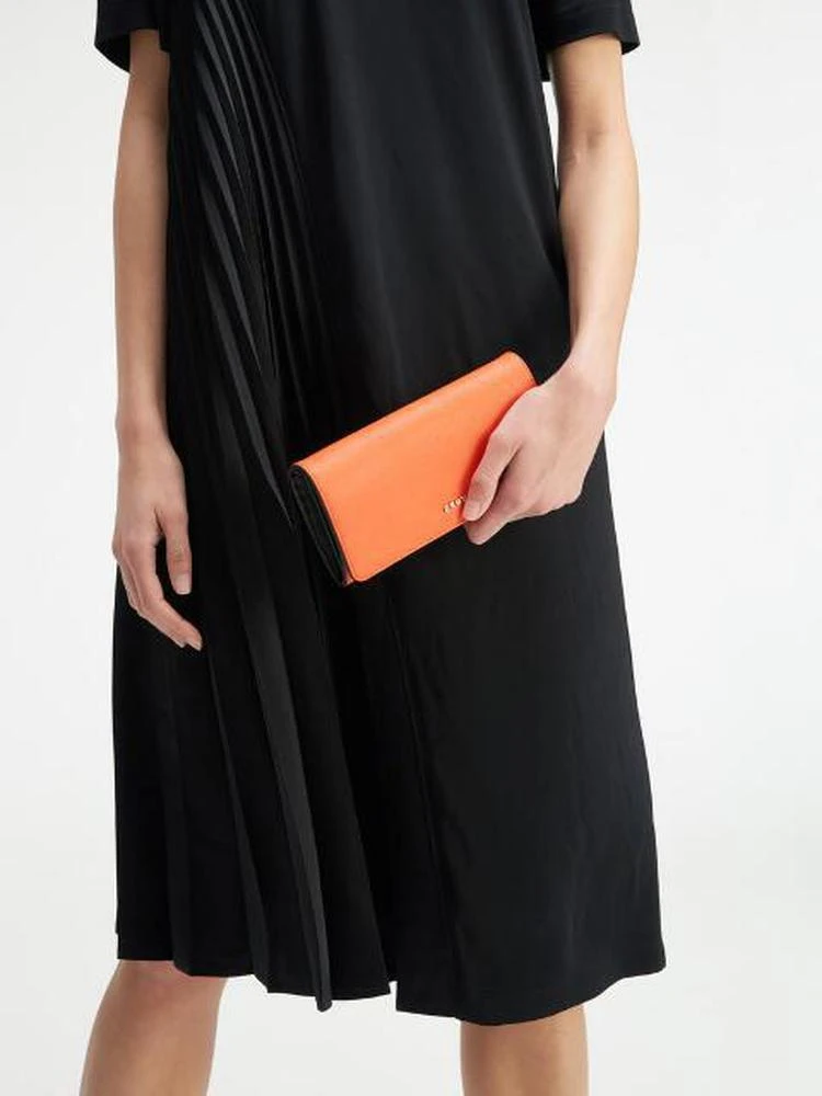 商品DKNY|BRYANT PARK SAFFIANO LARGE CARRYALL WALLET,价格¥676,第2张图片详细描述