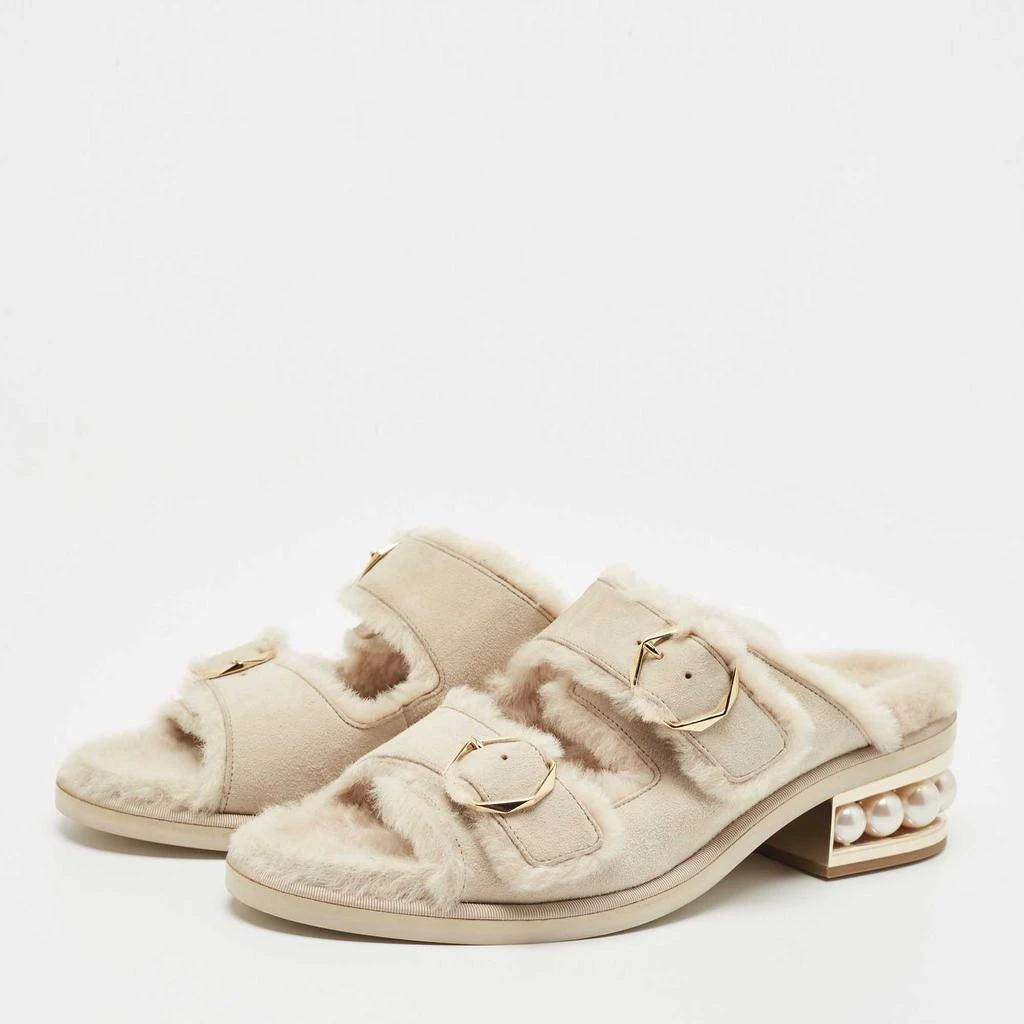 商品Nicholas Kirkwood|Nicholas Kirkwood Cream Suede and Fur Faux Pearl Buckle Detail Slide Sandals Size 41,价格¥2110,第2张图片详细描述