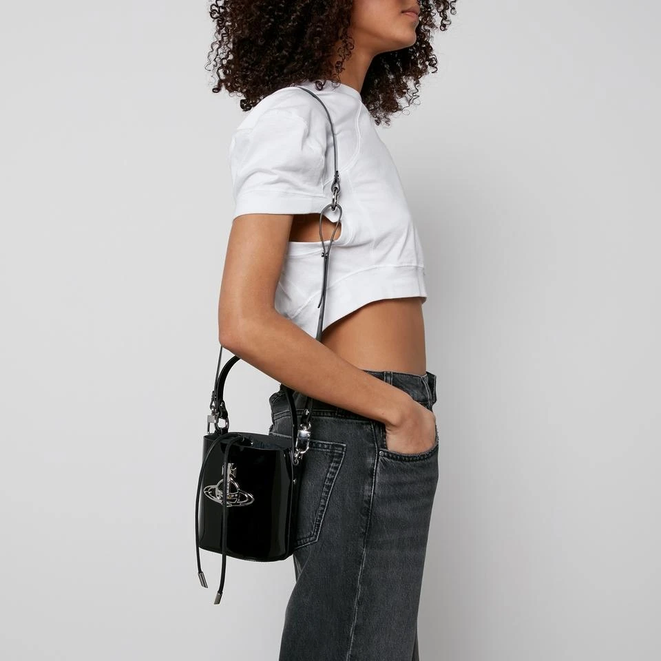 商品Vivienne Westwood|Vivienne Westwood Daisy Patent-Leather Bucket Bag,价格¥3404,第2张图片详细描述