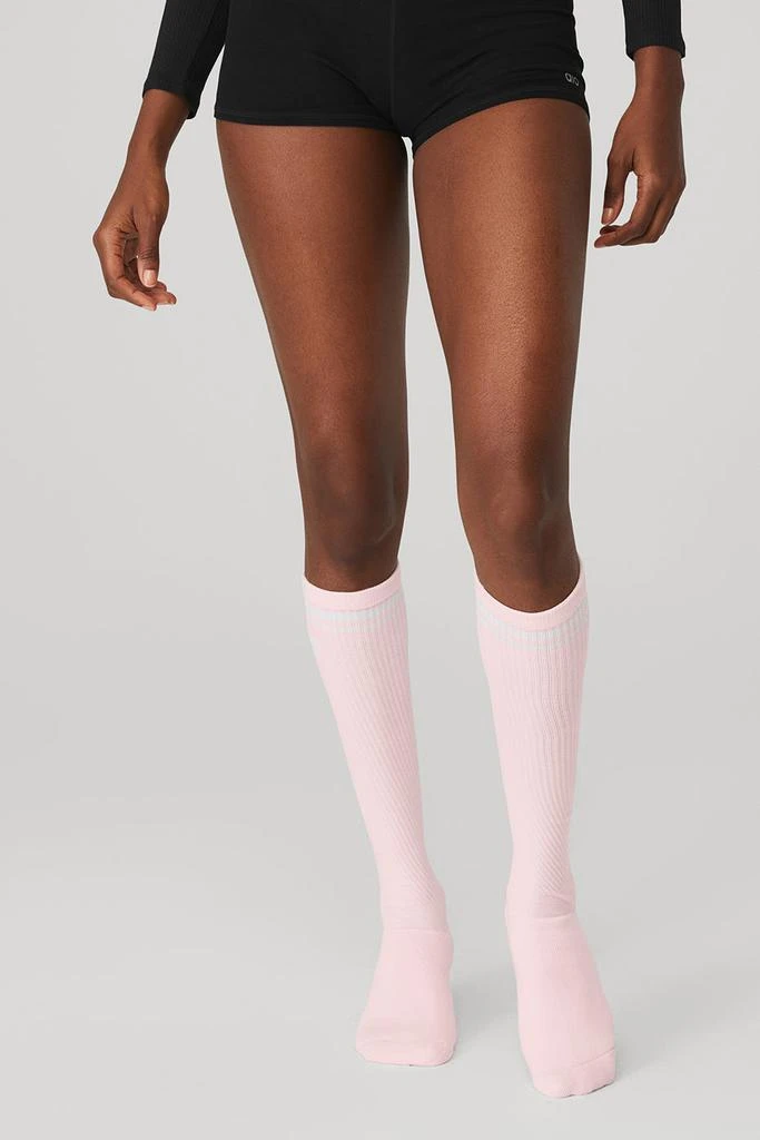 商品Alo|Women's Knee-High Throwback Barre Sock - Powder Pink/White,价格¥285,第2张图片详细描述