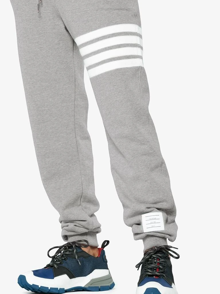 商品Thom Browne|THOM BROWNE MEN CLASSIC SWEATPANT WITH ENGINEERED 4-BAR IN CLASSIC LOOP BACK,价格¥5921,第4张图片详细描述