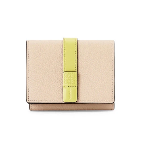商品Loewe|【包税】LOEWE/罗意威 女士裸色/柠檬草色粒面牛皮革徽标压纹搭扣三折钱包C660TR2X01-1851,价格¥4371,第1张图片