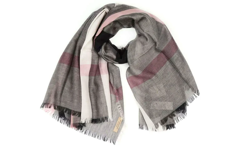 商品[国内直发] Burberry|博柏利 时尚格纹围巾 女款 深灰色,价格¥2250,第7张图片详细描述