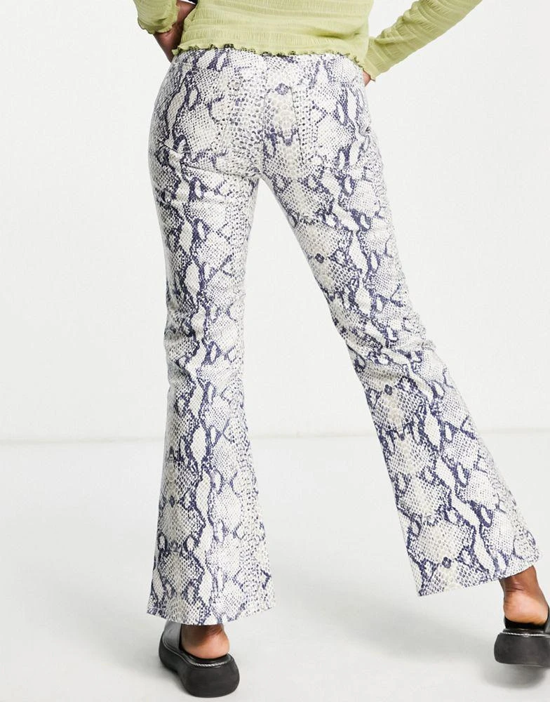 商品Topshop|Topshop Jamie flare jeans with snake print in white,价格¥158,第2张图片详细描述