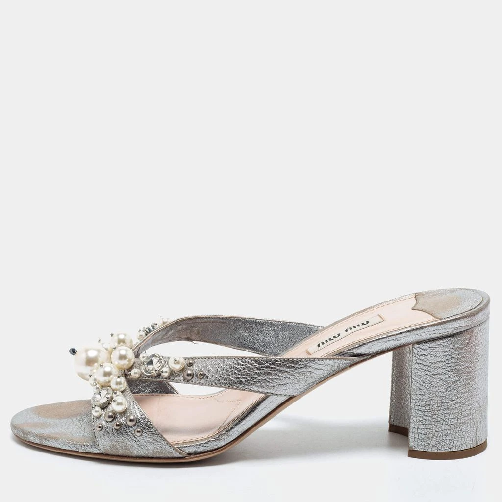 商品[二手商品] Miu Miu|Miu Miu Silver Leather Crystal And Pearl Embellished Slide Sandals Size 40,价格¥887,第1张图片