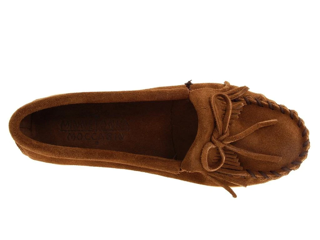 商品Minnetonka|Kilty Suede Moc 儿童麂皮平底鞋,价格¥186,第2张图片详细描述