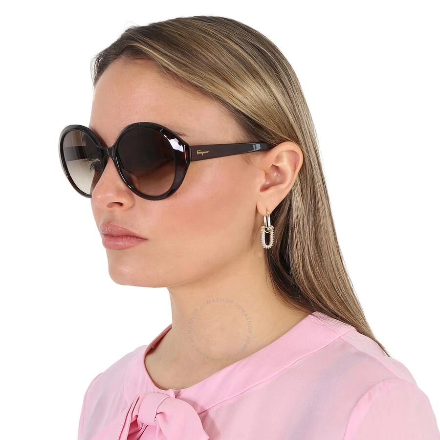 商品Salvatore Ferragamo|Salvatore Ferragamo Grey gradient Oval Ladies Sunglasses SF1067S 210 57,价格¥487,第2张图片详细描述
