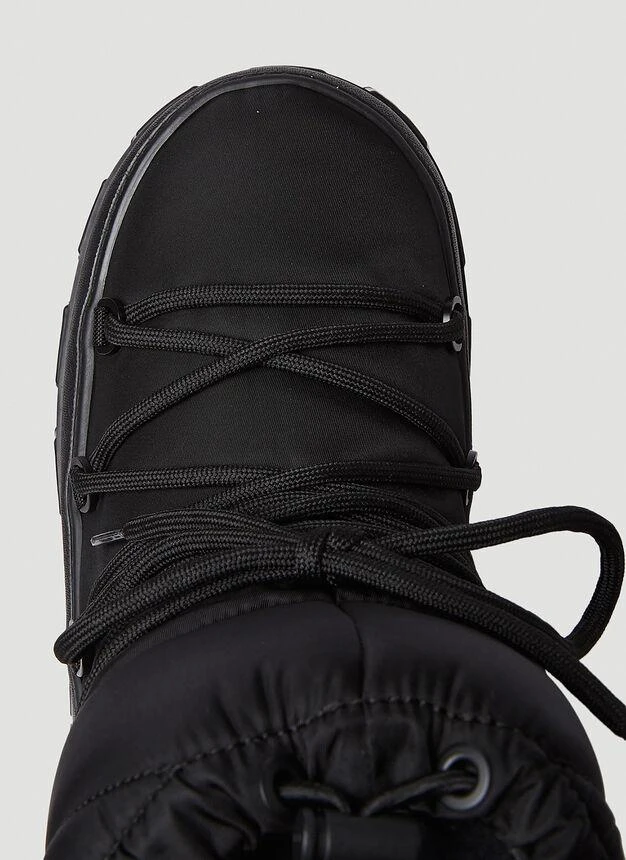 Logo Plaque Snow Boots in Black 商品