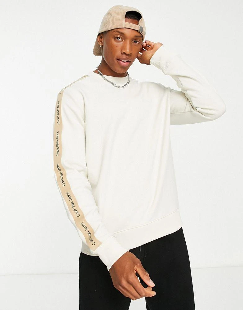 商品Calvin Klein|Calvin Klein Jeans contrast tape crew neck sweatshirt in stone,价格¥260,第3张图片详细描述