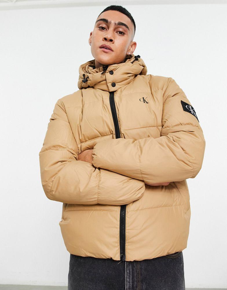 Calvin Klein Jeans essentials logo detatchable hood down puffer jacket in camel商品第3张图片规格展示