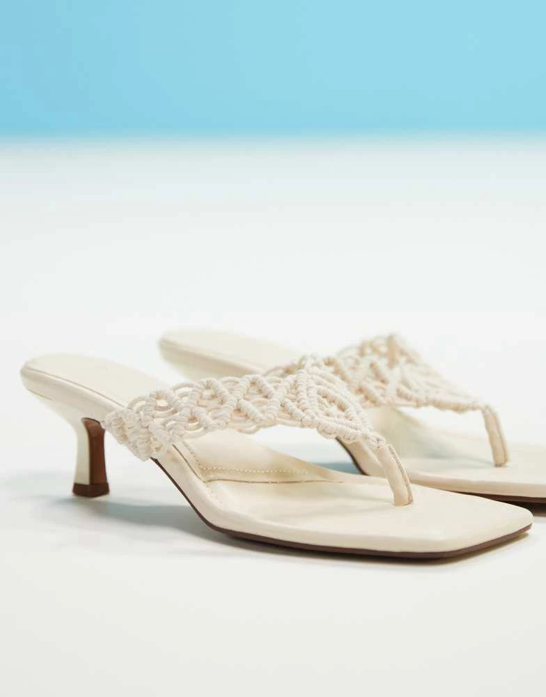 商品ASOS|ASOS DESIGN Hawaii weave toe thong kitten heeled sandals in off-white,价格¥289,第3张图片详细描述