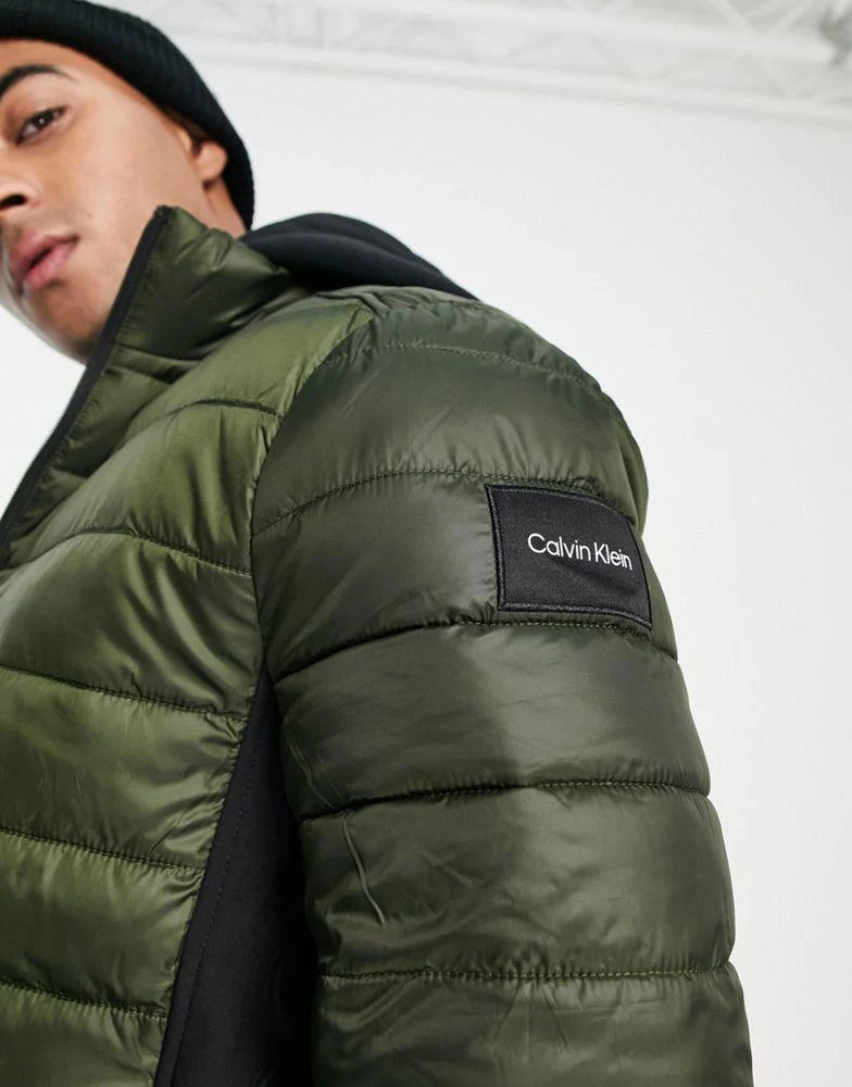 商品Calvin Klein|Calvin Klein polyester lightweight hooded puffer jacket in dark green,价格¥1266,第3张图片详细描述