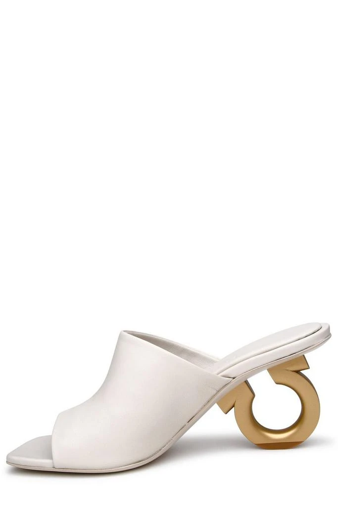商品Salvatore Ferragamo|Salvatore Ferragamo Logo Embossed Slip-On Sandals,价格¥5151,第2张图片详细描述