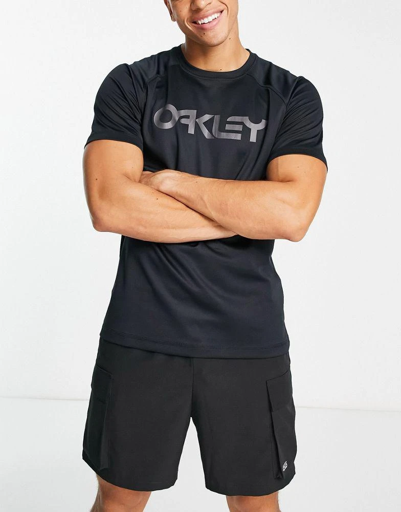 商品Oakley|Oakley Seal bay UV rashguard swim top in black,价格¥243,第3张图片详细描述