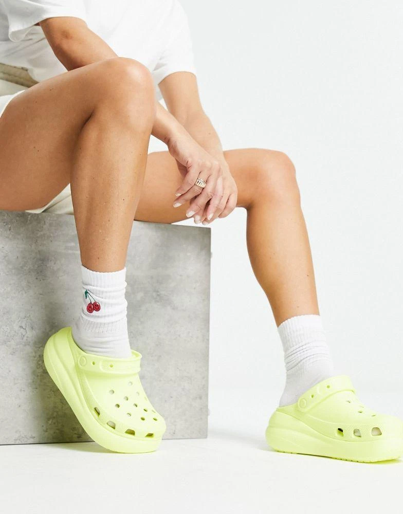 商品Crocs|Crocs classic crush clogs in sulphur,价格¥646,第2张图片详细描述