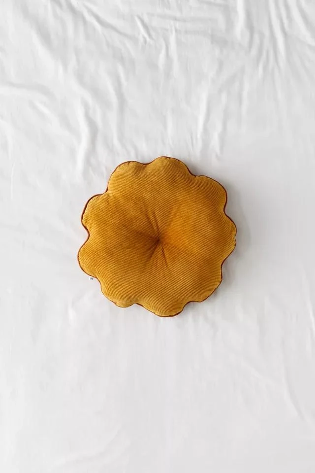 商品Urban Outfitters|Dahlia Corduroy Throw Pillow,价格¥367,第2张图片详细描述