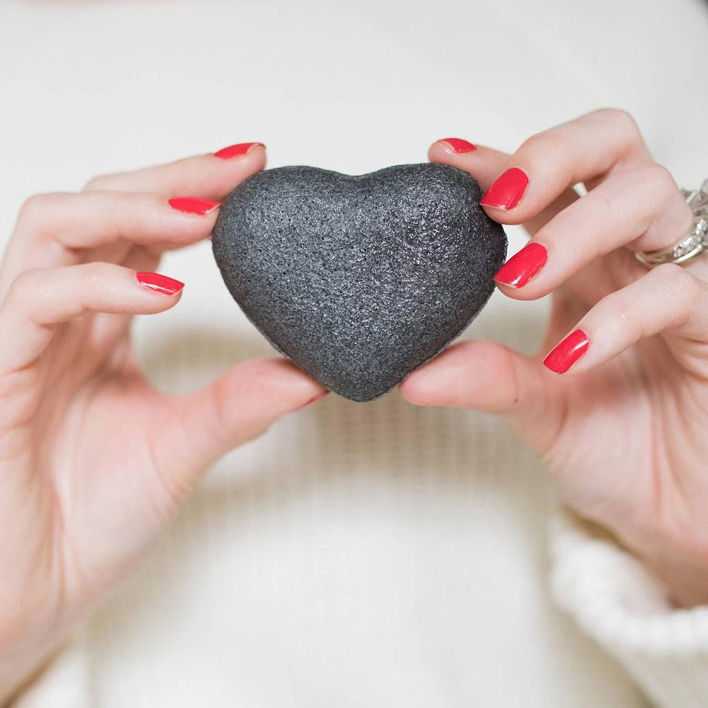 商品One Love Organics|The Cleansing Sponge Bamboo Charcoal Heart,价格¥76,第2张图片详细描述