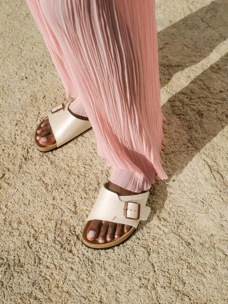 商品Birkenstock|BIRKENSTOCK Girls Arizona Classic Metallic Sandals in Gold,价格¥505,第2张图片详细描述