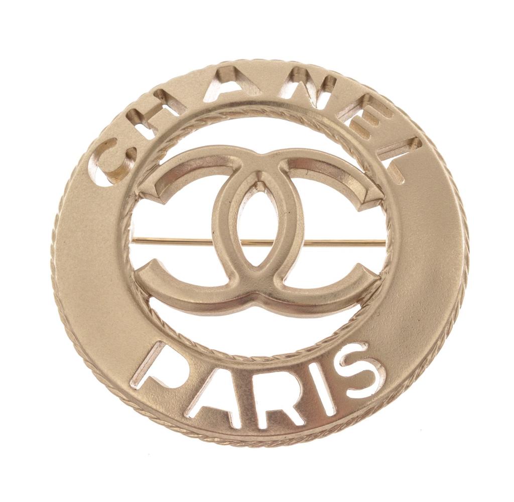 Chanel Silver-tone Metal CC Paris Round Brooch商品第1张图片规格展示