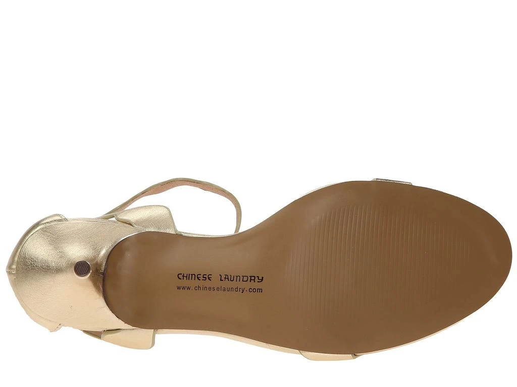 商品Chinese Laundry|Rubie Scalloped Sandal,价格¥233,第3张图片详细描述