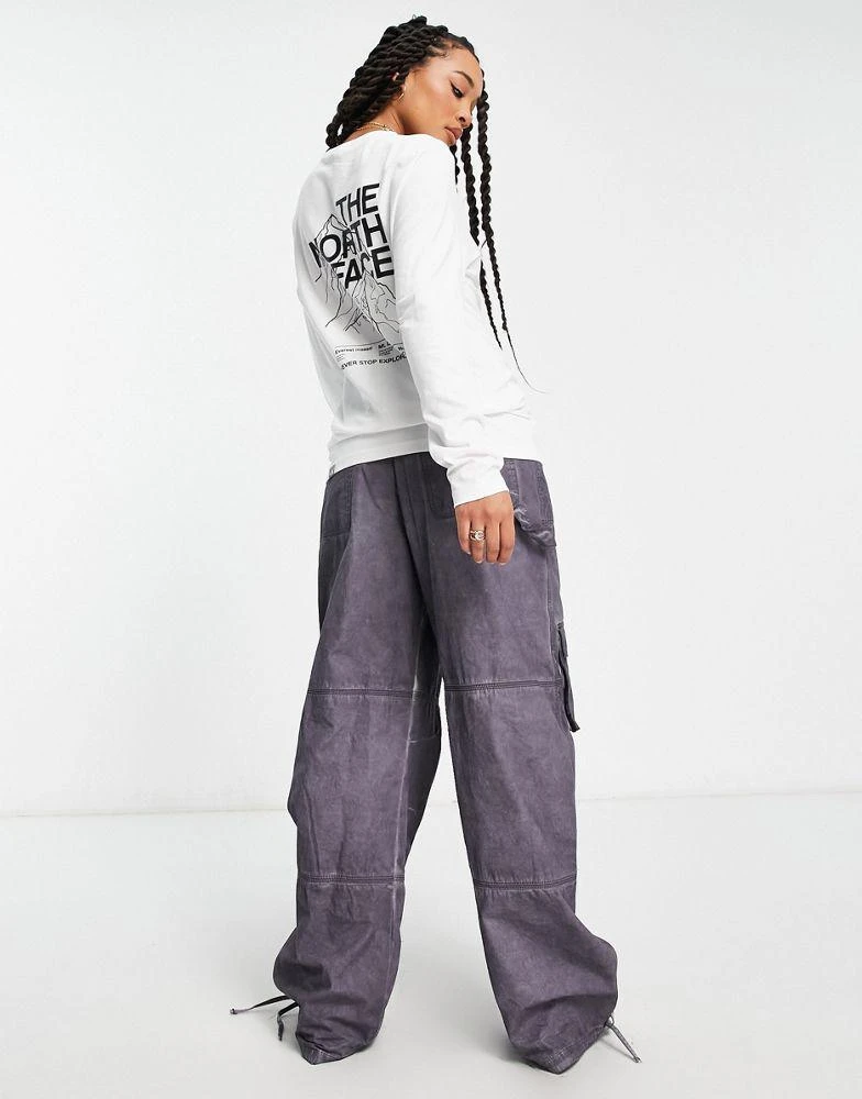 商品The North Face|The North Face Mountain Outline boyfriend fit long sleeve t-shirt in white Exclusive at ASOS,价格¥385,第4张图片详细描述