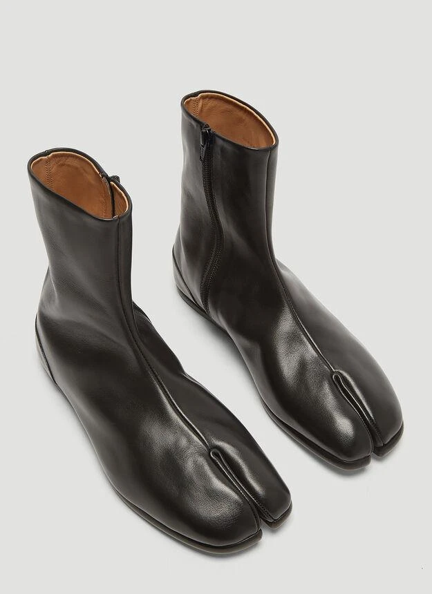 商品MAISON MARGIELA|Tabi Flat Ankle Boots in Black,价格¥7301,第2张图片详细描述