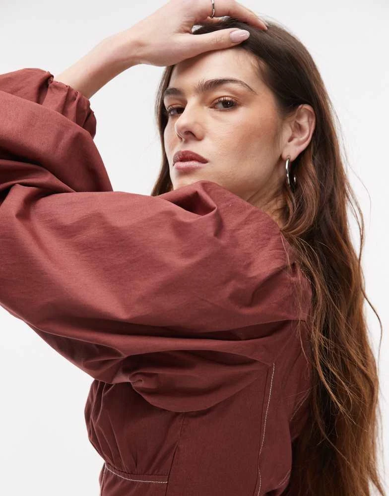 商品Topshop|Topshop ruched neck balloon sleeve blouse with top stitching in chocolate,价格¥82,第3张图片详细描述