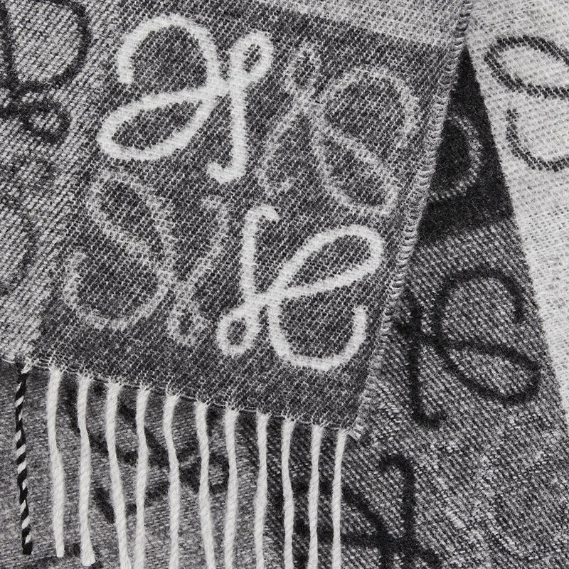 商品Loewe|罗意威 23年早春 女士黑色/白色羊毛和羊绒混纺棋盘老花图案围巾F810487X17-1102,价格¥3048,第5张图片详细描述