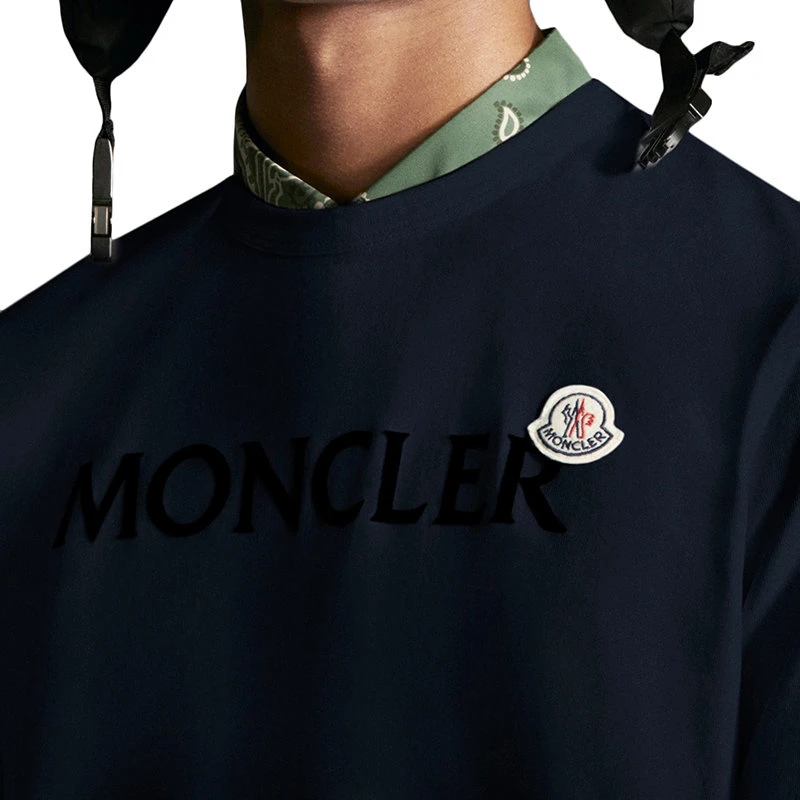 商品Moncler|【预售3-7天】Moncler/蒙克莱 22年秋冬新款 男士午夜蓝色纯棉Logo印花短袖T恤H20918C000258390T778,价格¥1824,第4张图片详细描述